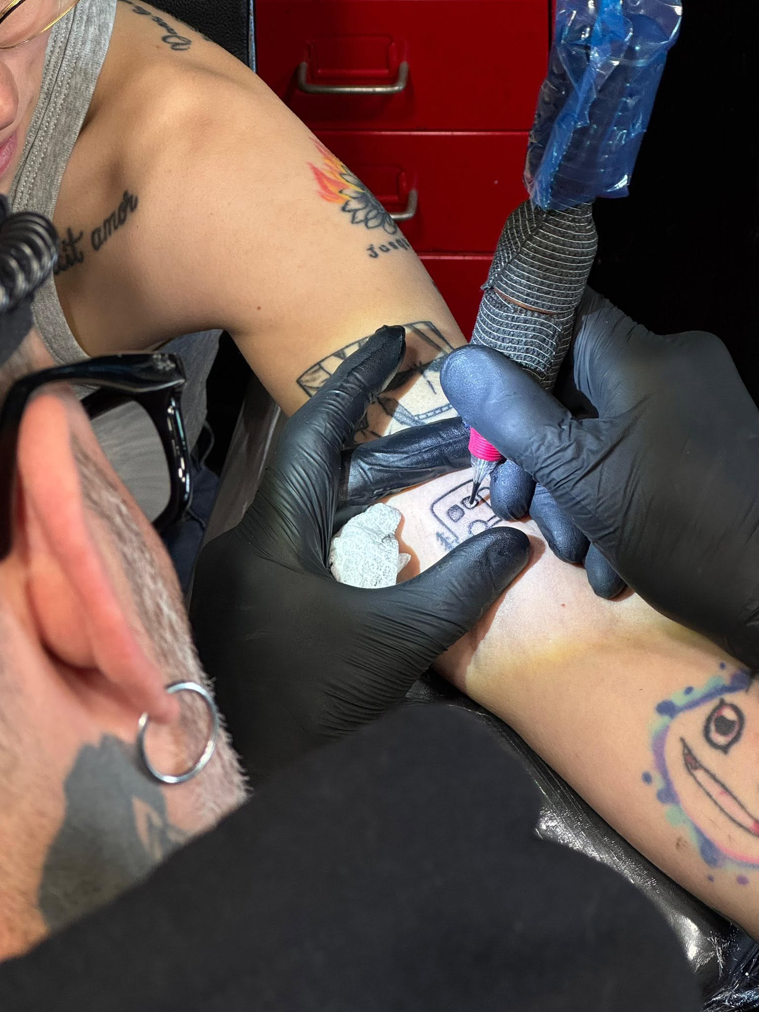 Tommaso Buglioni al lavoro con la macchinetta nel suo studio di tatuaggi ad Ancona