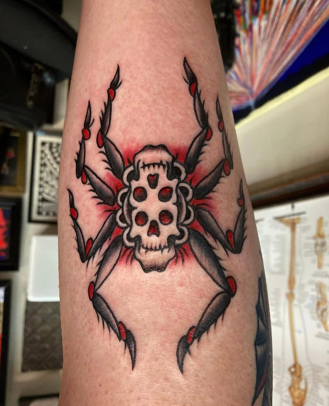 Tatuaggio old school traditional con ragno e teschio su avambraccio