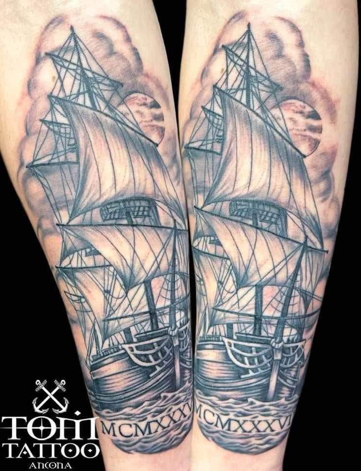 Tatuaggio black and gray di veliero su avambraccio realizzato ad Ancona
