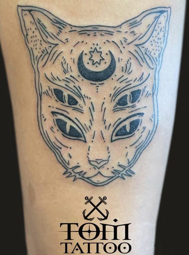 Tatuaggio personalizzato in linea pura con gatto stilizzato